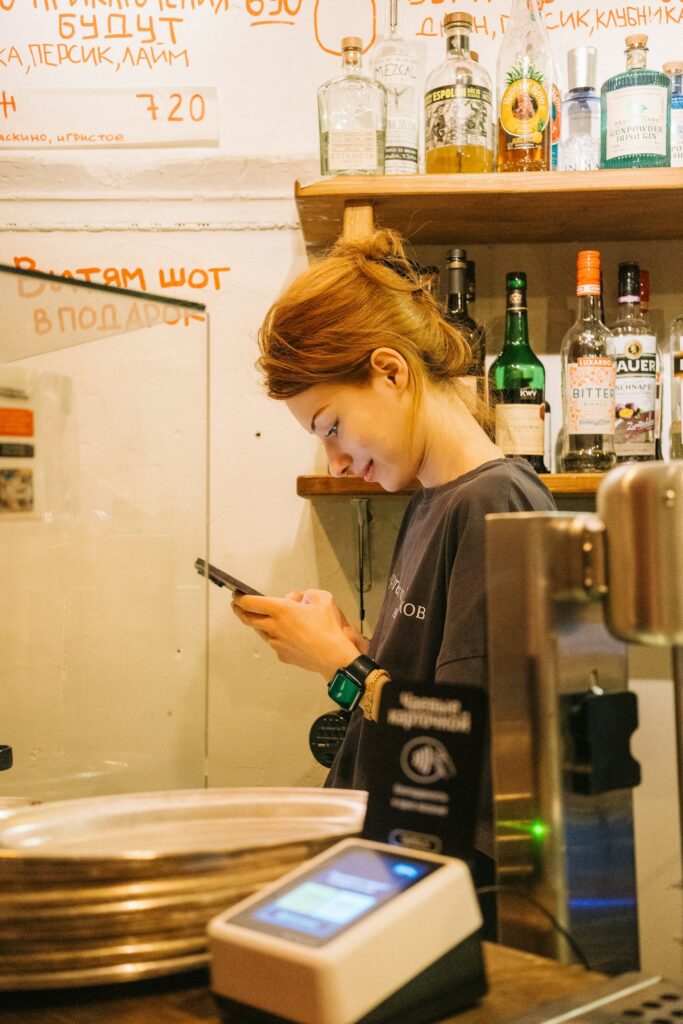 Emprendedora usando el celular para mejorar la comunicación en Instagram de su pyme